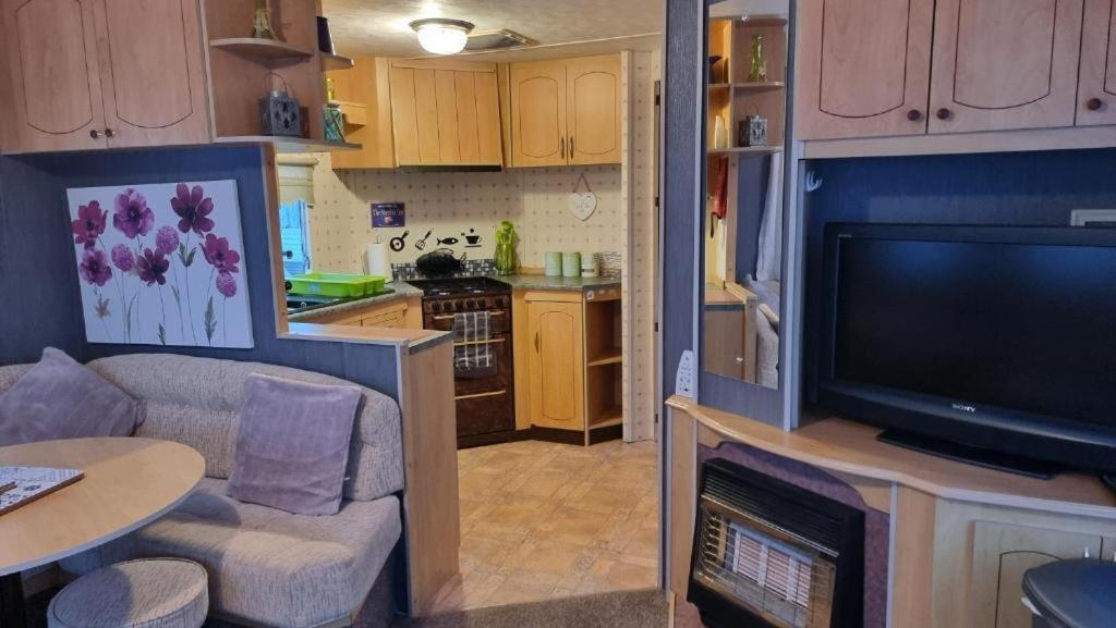 6 Birth Caravans Hire Caravan Number E6 Apartment
